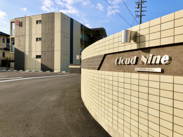 日中の建物と入口の外観