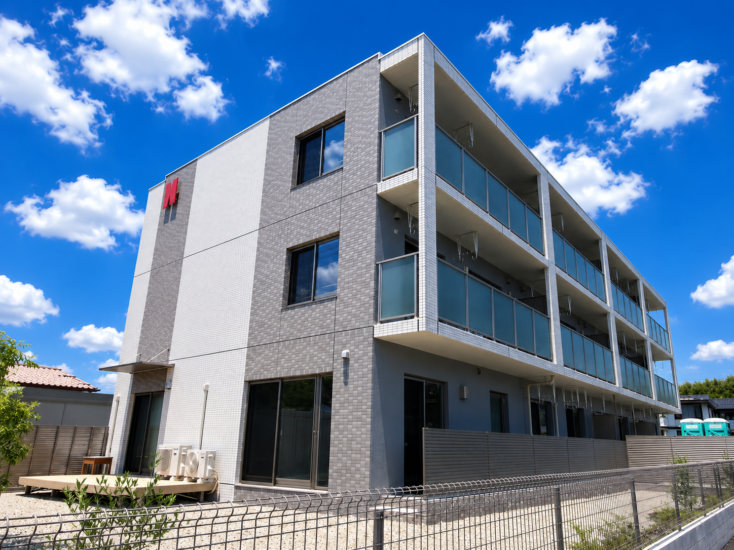 青空を背景にした建築実例②のマンション外観